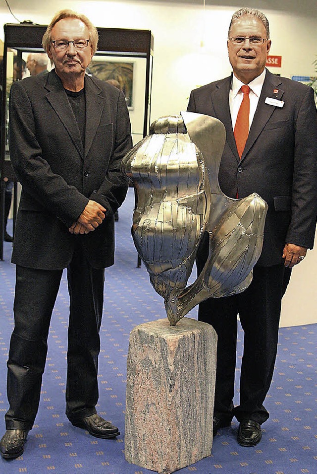 Jrgen Bach und Kilian Frhlich von de...rkasse vor einer Bach-Metallskulptur.   | Foto: Pr