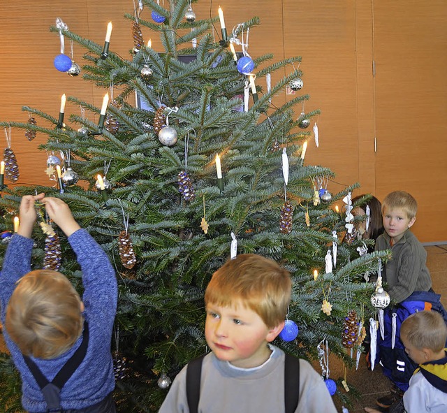 Die Kleinen schmcken eifrig den Weihnachtsbaum.  | Foto: Linda Nier