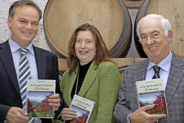 Landrat Frank Scherer, Gunnia Wassmer ...ried Kninger bei der Buchvorstellung   | Foto: Gertrude Siefke