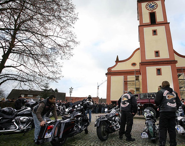 Viele Trauergste parkten direkt vor der Kirche.   | Foto: Bastian Henning