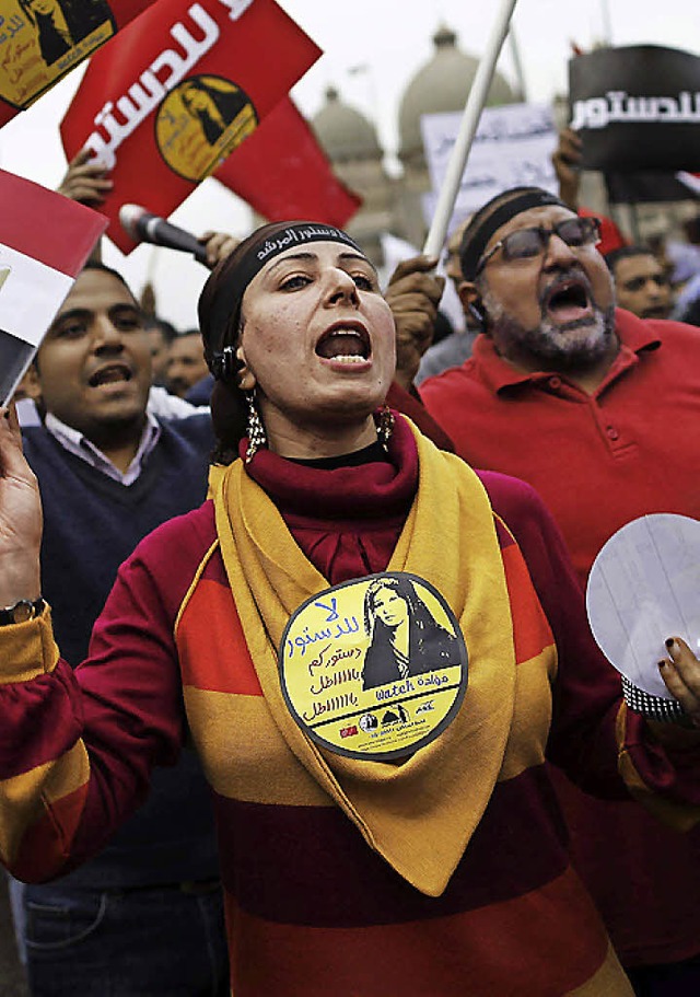 Eine  Frau protestiert  vor dem Prsidentenpalast in Kairo.  | Foto: AFP