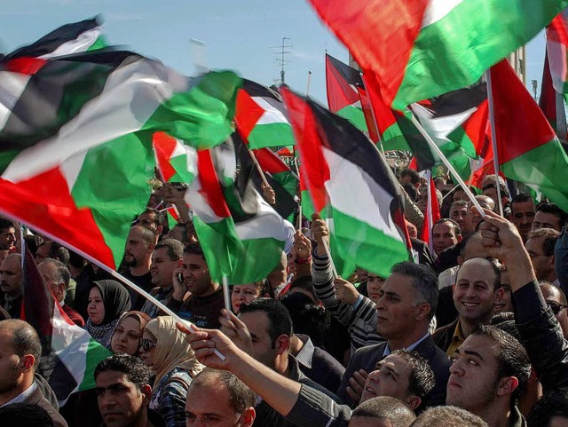 Palstinenser feiern die Anerkennung P...terstaat durch die Vereinten Nationen.  | Foto: dpa