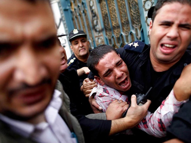 Bei Straenschlachten zwischen Anhnge... gettet und Hunderte verletzt worden.  | Foto: AFP