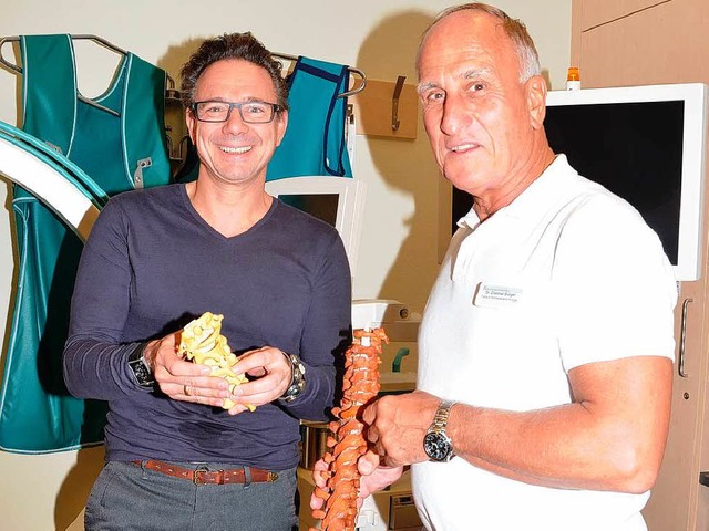 Helios-Chef Francesco De Meo (links) l...irurgie,  Dr. Dietmar Salger, beraten.  | Foto: Gerold Zink