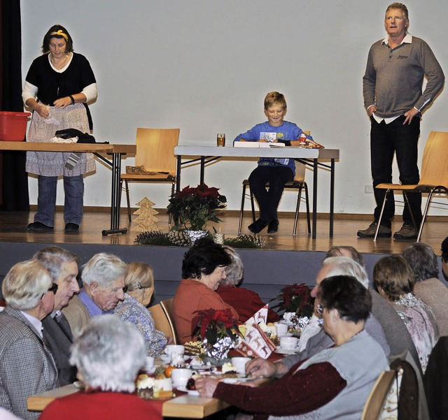 Mit einer kleinen Theatereinlage unter... bei ihrer Adventsfeier im Konradsaal.  | Foto: Dietmar Noeske