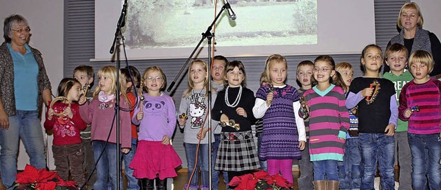 Die Kinder des katholischen Kindergart...lten die Senioren mit Adventsliedern.   | Foto: Privat