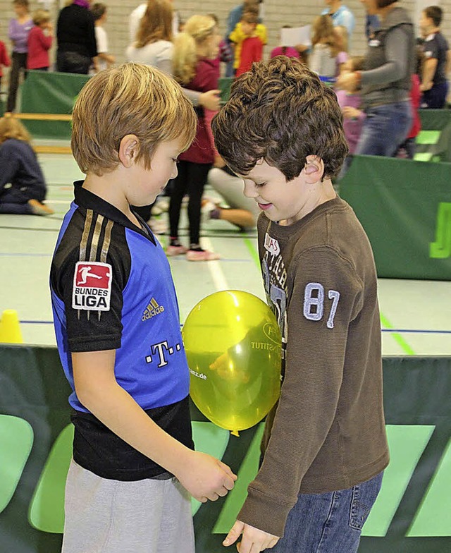 Kinder kommen sich spielerisch nher.   | Foto: Corina Lorber