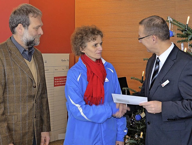 Peter Schwander und Ulrike Stich nehme...ed Arno Lehmann, entgegen (von links).  | Foto: Linda Nier