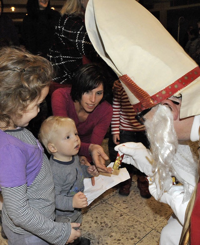 Groe Augen fr den Mann im Gewand und...eser kleine Besucher der Nikolausfeier  | Foto: Markus Zimmermann, Markus Zimmermann