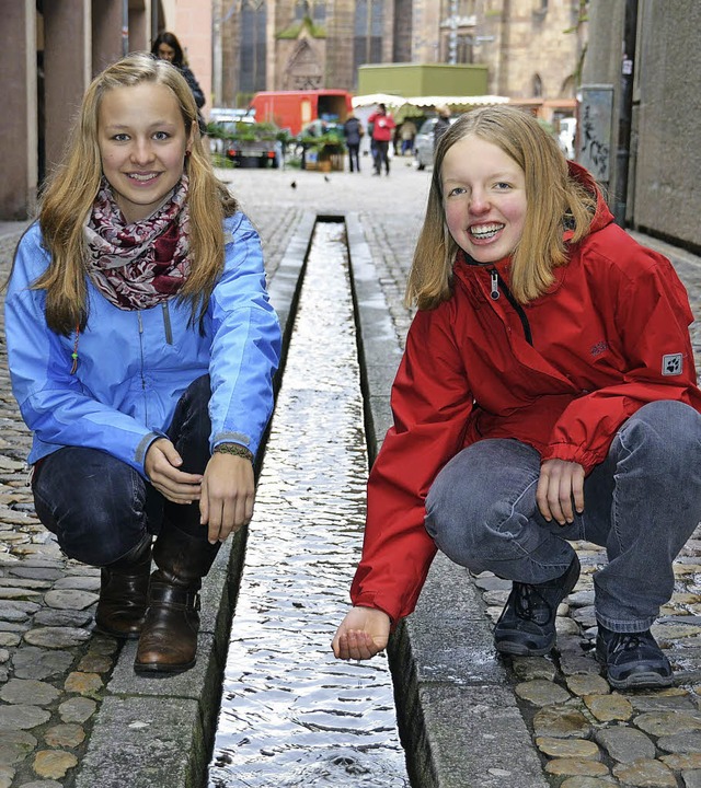 Carla Schoenen (links) und Magdalena W...el ber den Umgang mit Wasser gelernt.  | Foto: Nikola Vogt
