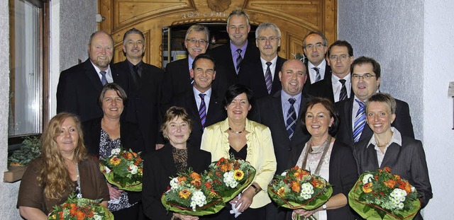 Die geehrten Mitarbeiter und die Vorstandsmitglieder.  | Foto: Volksbank