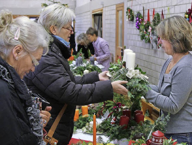 Der Basar des Haagener Frauenvereins f... anderem  Adventskrnze und Gestecke.   | Foto: kku