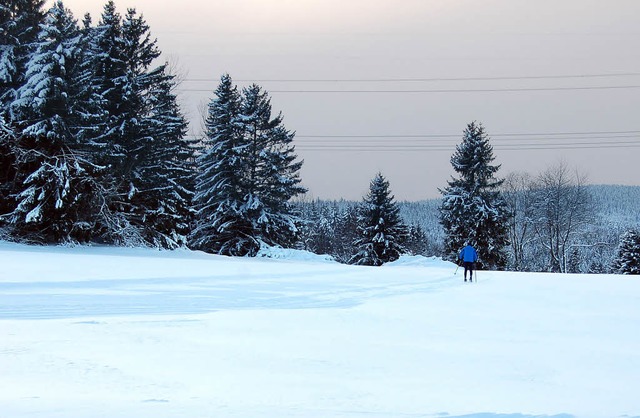 Ein einzelner Langlufer ist auf der f...tere Wintersportmglichkeiten folgen.   | Foto: Claudia Renk