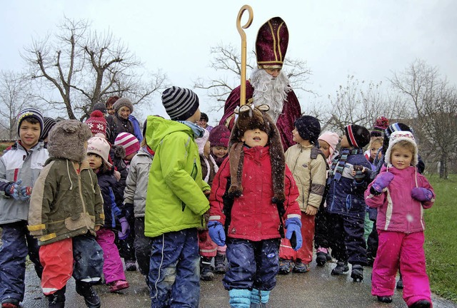 Die Mdchen und Jungen des Kindergarte... begegneten dem Nikolaus auf dem Feld.  | Foto: Petra Wunderle