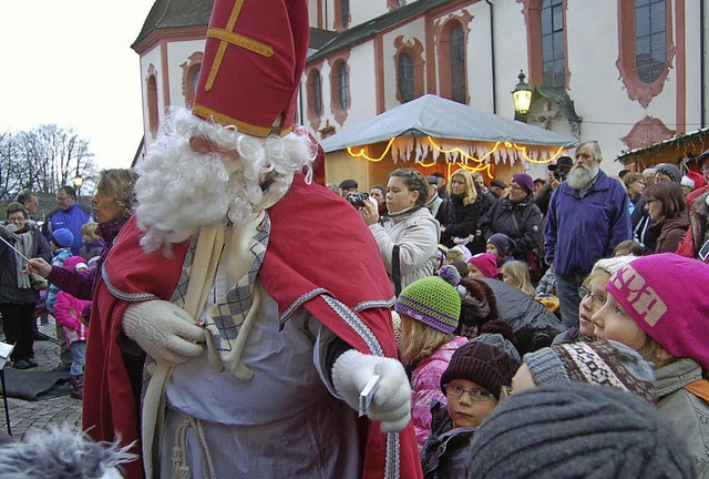 Der Nikolaus verteilte zur Erffnung des Weihnachtsmarktes se Gaben.   | Foto: Hildegard Siebold