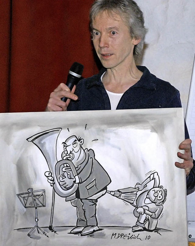 Michael Dreilich zeigt einen seiner Cartoons.   | Foto: Gertrude Siefke