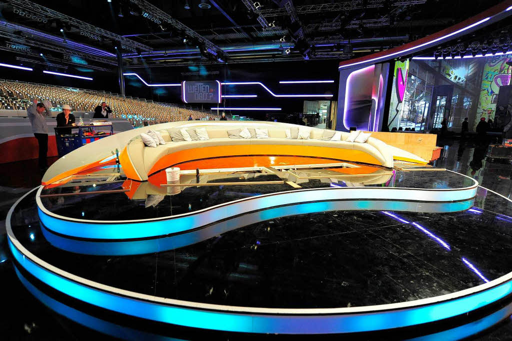 Das mobile Sofa hnelt stark  Stefan Raabs Tisch bei TV Total.