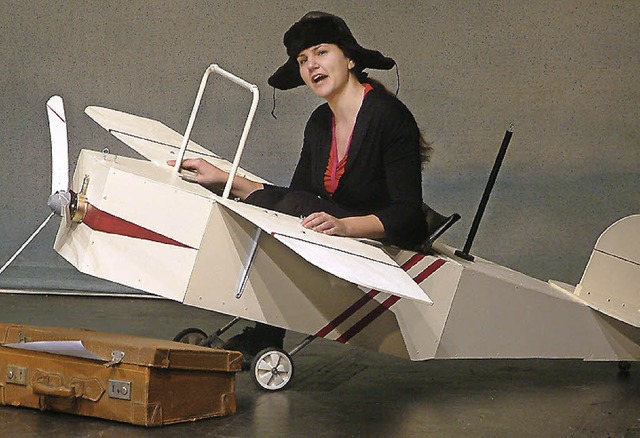 Die Fliegerin (Jessica Wieg) in dem Theaterstck &#8222;Der kleine Prinz&#8220;   | Foto: Roswitha Frey