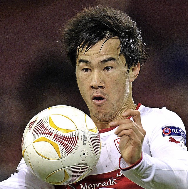 Der japanische VfB-Spieler Shinji Okazaki in Aktion  | Foto: afp