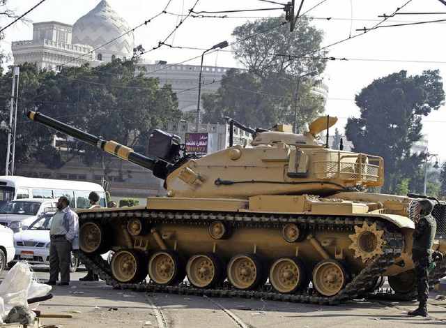 Am Donnerstag sicherten Panzer den Palast in Kairo.   | Foto: dpa
