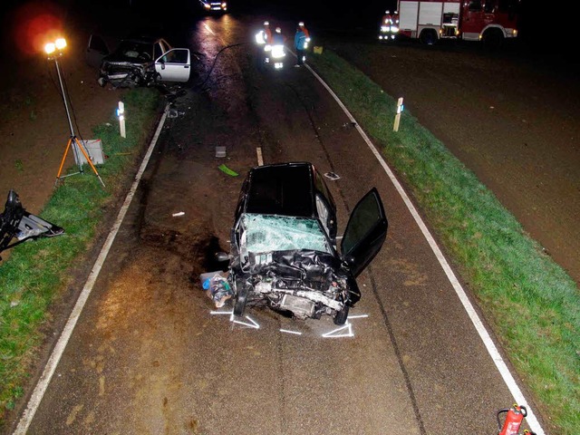 Der Unfallort am Mittwochabend: Vorne der Twingo, hinten links der Land Rover   | Foto: Polizei