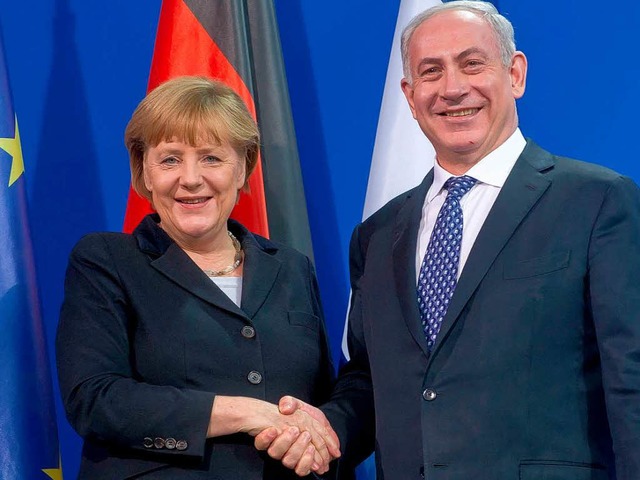 Freundlich fr die Fotografen: Angela Merkel und Benjamin Netanjahu.  | Foto: dpa
