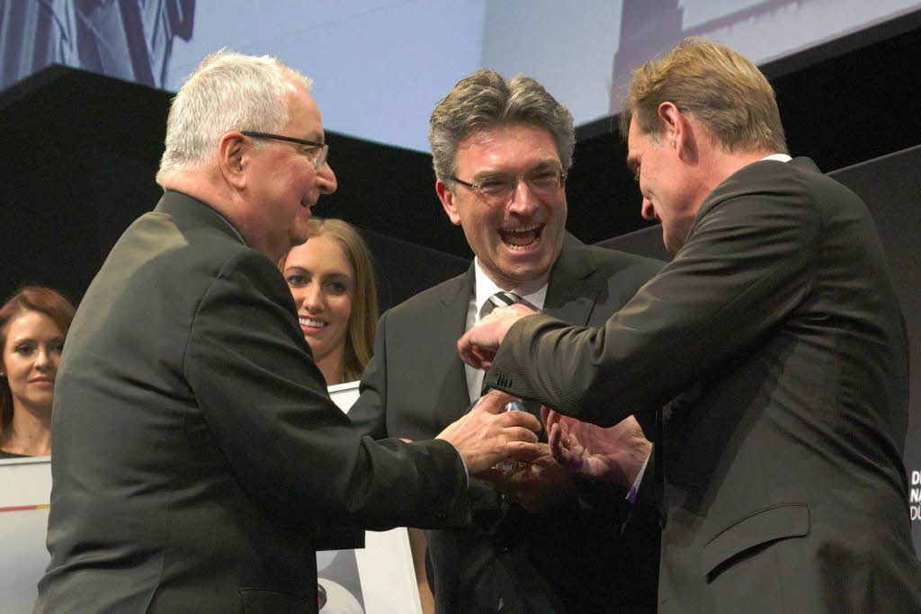 Öko-Oscar für Freiburg aus den Händen von Ex-Umweltminister Klaus Töpfer. OB Dieter Salomon freut’s. Öko-Oscar für Freiburg aus den Händen von Ex-Umweltminister Klaus Töpfer. OB Dieter Salomon freut’s.
