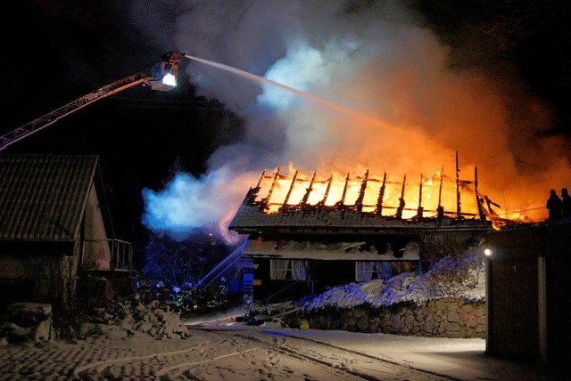 Der &#8222;Hirschenkeller&#8220; in Ob...nd am frhen Freitagmorgen in Flammen.  | Foto: Roland Gutjahr