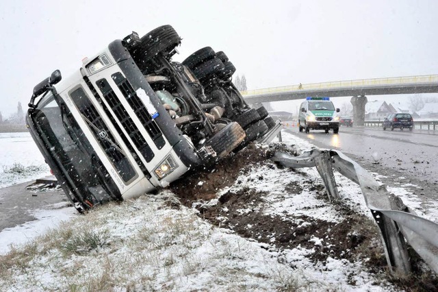 Entgegen seiner ursprnglichen Fahrtri...eacker auf der Bschung der B 3 liegen  | Foto: Markus Zimmermann, Markus Zimmermann