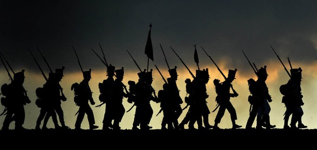 Historienspektakel mit Laiendarsteller...s heute an die napoleonischen Kriege.   | Foto: Michal Cicek/AFP