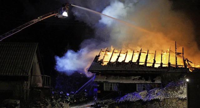 Kurz nach 3 Uhr schlugen die Flammen a... des mehr als 300 Jahre alten Hauses.   | Foto: Roland Gutjahr