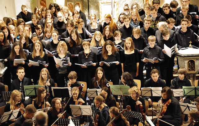 Chor, Orchester und Solisten des Clara...mentales Werk eindrucksvoll umgesetzt.  | Foto: Axel Fleig