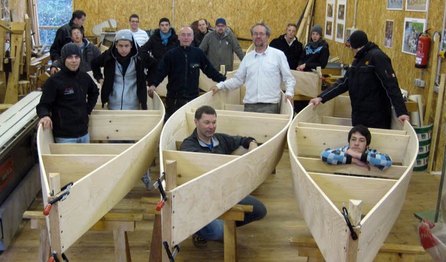 Beste Stimmung: Die Lahrer Bootsbauer ...ter Peter Thevis und Martin Treubert.   | Foto: Schule