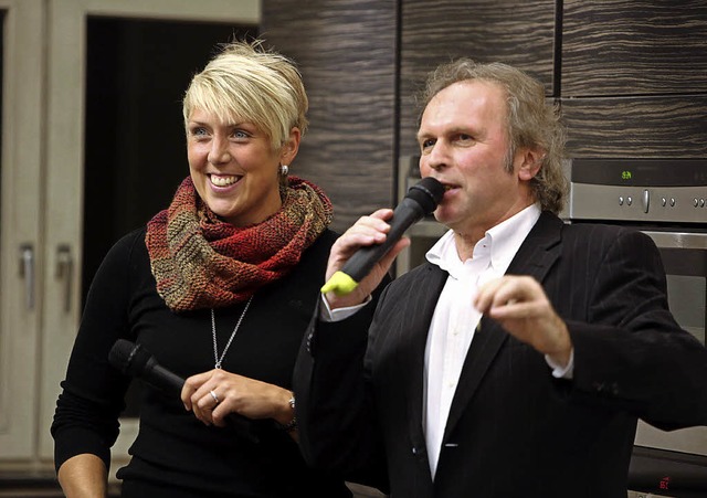 Christina Obergfll und Uwe Baumann plaudern.   | Foto: Christoph  Breithaupt