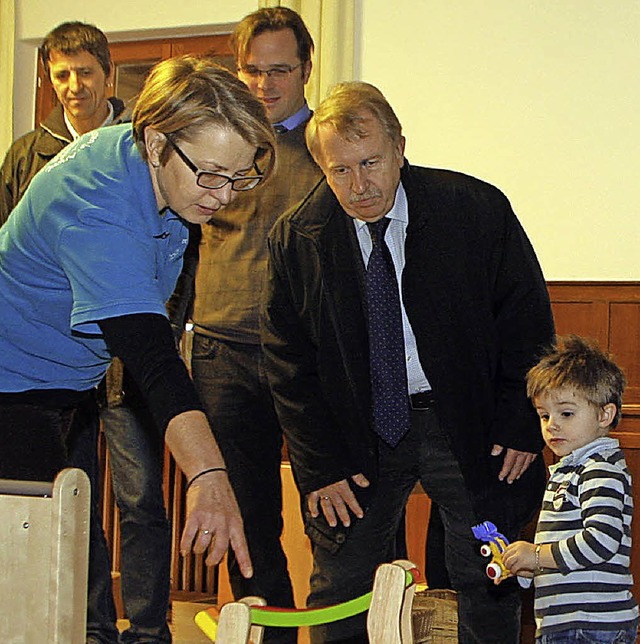 Kindergartenleiterin Christine Singler... dem Landtagsabgeordneten Helmut Rau.   | Foto: Heidi  fssel