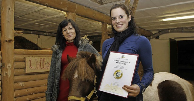 Rosi (links) und Felicitas Fehrenbach ... Pony Jimmy ber die Urkunde der DLG.   | Foto: heidi fssel
