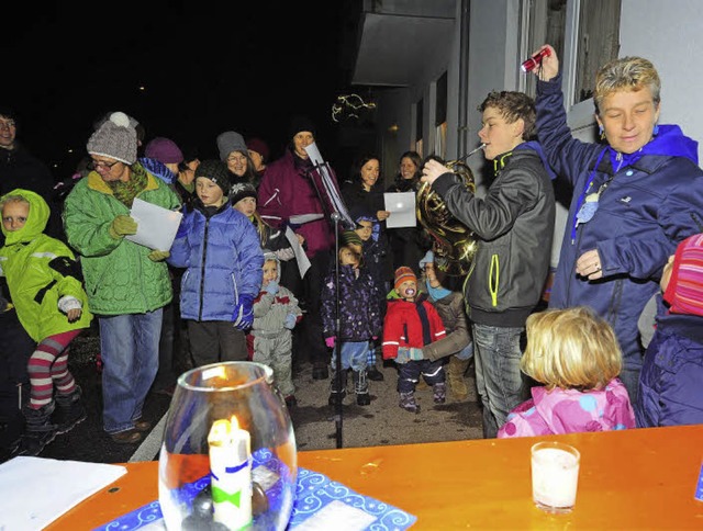 Mit der Taschenlampe sorgt Lydia Wei ...Noten frs Horn-Blasen erkennen kann.   | Foto: Thomas Kunz