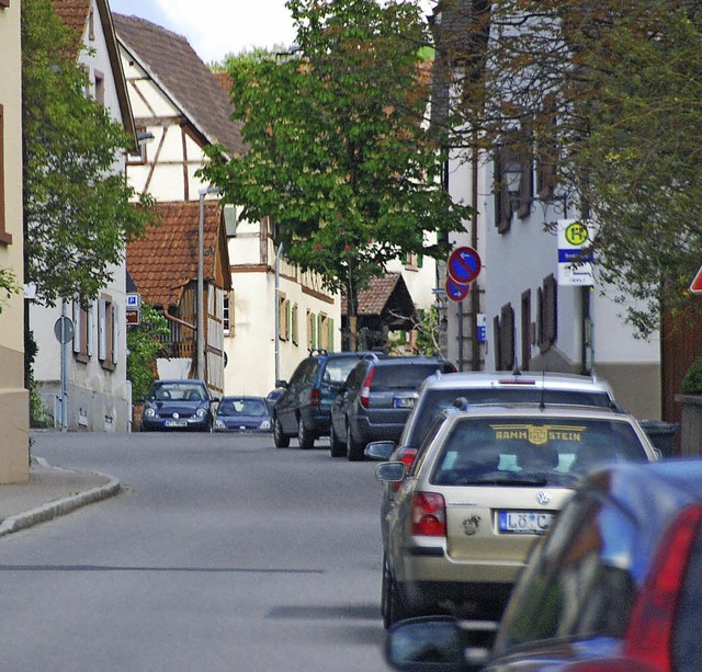 Ganz schn eng entlang der Dorfstrae:...tschaftsrte auf Nummer sicher gehen.   | Foto: Lauber