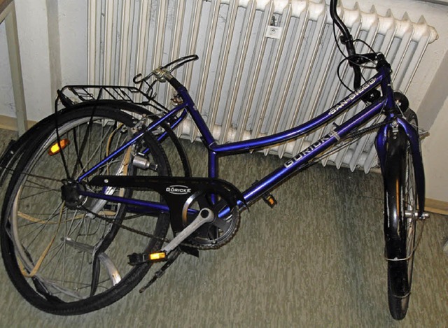 Dieses Fahrrad wurde bei dem bsartigen Anschlag zum Wurfgeschoss.   | Foto: Polizei