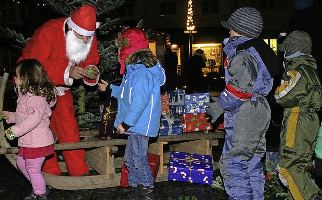 Gespannt warteten die Kinder darauf, was der Nikolaus wohl fr sie bereithielt.  | Foto: ReinHard CReemr