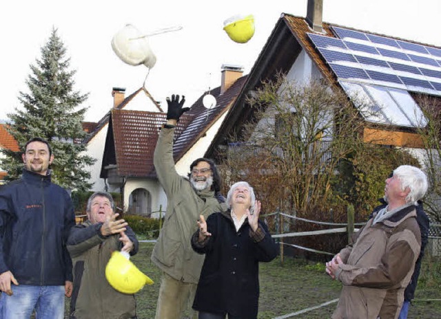 Aktivisten der Brger-Energie-Genossen...hfinanzierte Solardach im Dreisamtal.   | Foto: Andreas Peikert