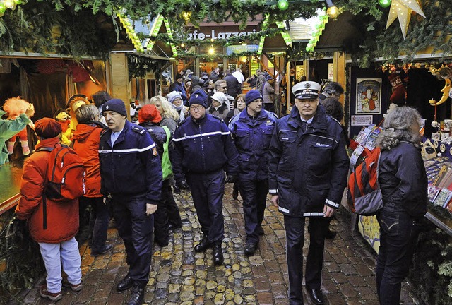 Auf dem Weihnachtsmarkt gehen Polizist...s Freiburg, Colmar und Basel Streife.   | Foto: Michael Bamberger