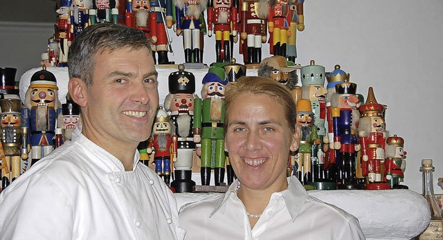 Alexandra und Markus Wekerle vor der i...bauten Nussknackersammlung der Wirtin.  | Foto: Binner-Schwarz