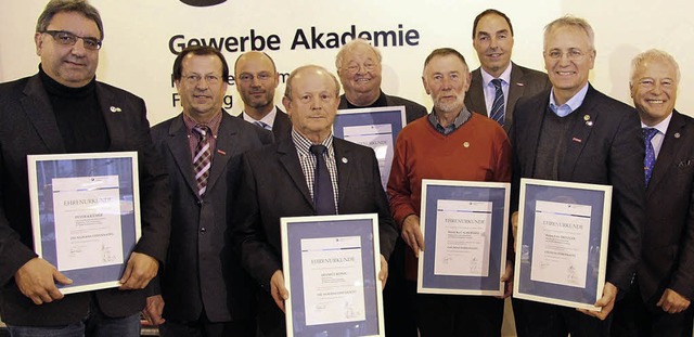 Die ausgezeichneten Ehrenamtstrger mi...d Gerhard Rmmele, Fnfter von links.   | Foto: Kammer