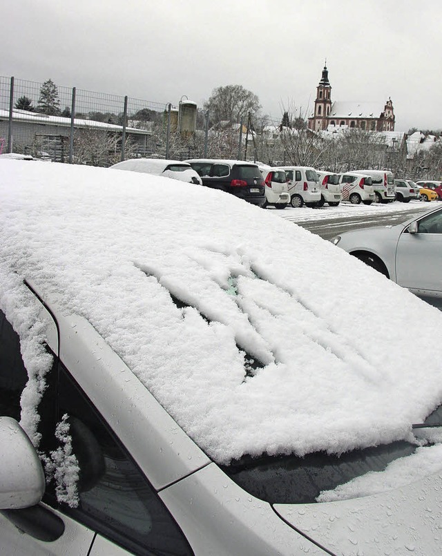 Um Autos &#8211; hier auf dem Espen-Pa... reichten die Schneeflle gestern aus.  | Foto: sandra Decoux-Kone