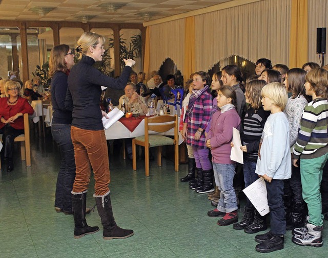 Der Schulchor singt in der Klinik Sonnenhof Nikolauslieder.   | Foto: C. Liebwein