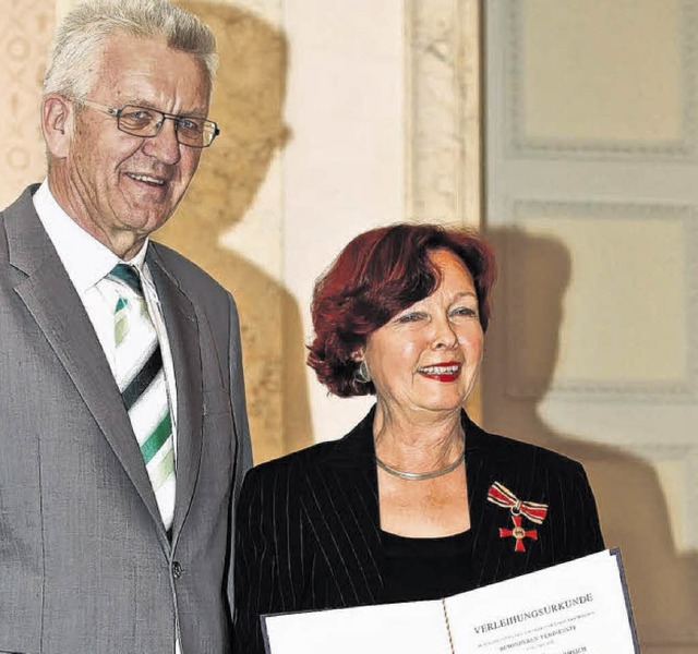 Verleihung der hohen Auszeichnung: Kar...ock-Zureich mit Winfried Kretschmann.   | Foto: privat