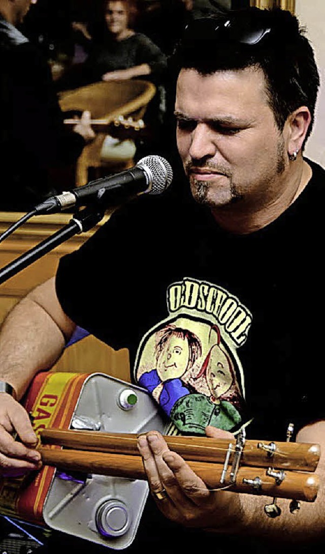 Manuel Torres mit seiner Gas-Can-Guitar   | Foto: Privat