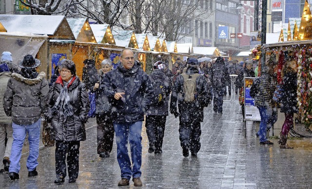 Dichtes Schneetreiben hin oder her: Der Weihnachtsmarkt ist beliebt.  | Foto: Barbara Ruda