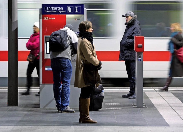 berlegen vor dem Fahrscheinkauf &#821...em richtigen Ticket ordentlich sparen.  | Foto: dpa